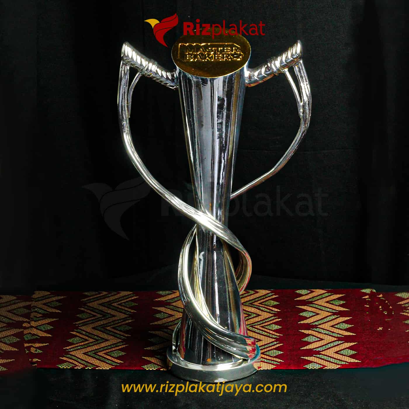 Trophy logam